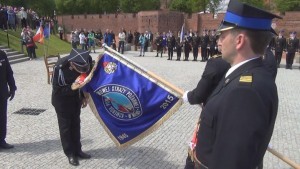 MALBORK: NADANIE SZTANDARU KOMENDZIE POWIATOWEJ STRAŻY POŻARNEJ. FOTO i WIDEO RELACJA – 11.05.2015