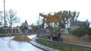 LUDZIE MOKNĄ NA DESZCZU CZEKAJĄC NA AUTOBUS. RYBINA - 18.05.2015
