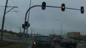 Wjechał na skrzyżowanie z prędkością 138 km/h. Zobacz materiał wideo