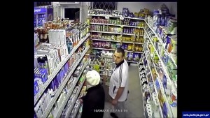 Elbląg: Policjanci poszukuja sprawcy kradzieży. Zobacz wideo z monitoringu. - 28.12.2017