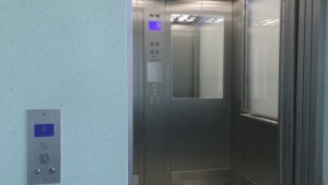 Pacjenci są noszeni po schodach. Awaria szpitalnej windy w Malborku