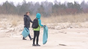 Sprzątanie plaży to już rodzinna akcja. Mewia Łacha gotowa do sezonu 