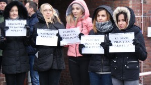 Żądają 1000 złotych podwyżki. Protest pracowników Prokuratury Rejonowej w Malborku.   