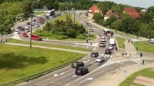Kolizja w Malborku – osobówka uderzyła w miejski autobus. Wideo
