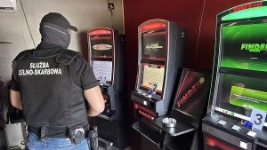 Służby Celno-Skarbowe z pomorskiej KAS przy asyście Policji, przeprowadzili kontrole punktów, w których urządzane były nielegalne gry na automatach. 
