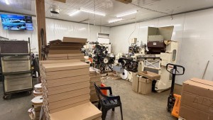 Rozbita nielegalna fabryka papierosów na Pomorzu. 12 osób zatrzymanych przez KAS i Straż Graniczną