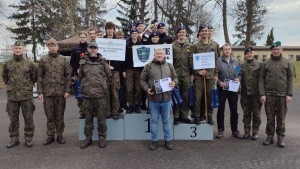 Spartakiada sportowo-obronna na lotnisku w Malborku. Uczniowie klas mundurowych rywalizowali o zwycięstwo. Wideo i zdjęcia