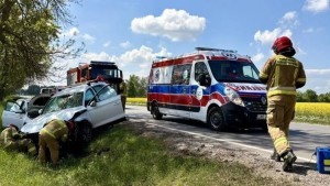 Czołowe zderzenie na DK55 koło Kamionki. Jedna osoba trafiła do szpitala