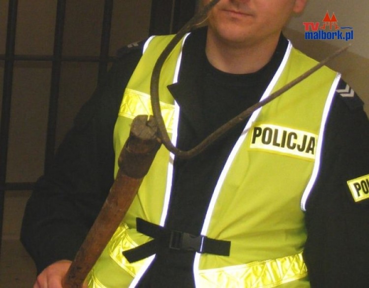 Nowy Dwór Gd: MUNDUROWI OBEZWŁADNILI AGRESORA WYMACHUJĄCEGO WIDŁAMI&#8230;