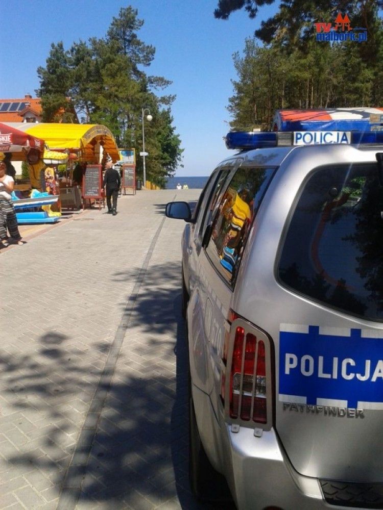 POLICJANCI ZNALEŹLI WŁAŚCICIELI RZECZY POZOSTAWIONYCH NA PLAŻY - SZTUTOWO&#8230;