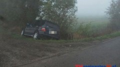WPADŁ AUTEM DO ROWU I UDERZYŁ W PRZYDROŻNE DRZEWO W MIEJSCOWOŚCI GOZDAWA. DO SZPITALA TRAFIŁA PASAŻERKA – 20.10.2014