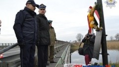 NOWY DWÓR GDAŃSKI:  POLICJANCI UCZCILI ROCZNICĘ ŚMIERCI CZOŁGISTÓW – 17.12.2014