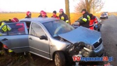 ŚLISKA NAWIERZCHNIA DROGI, PRZYCZYNĄ WYPADKU W MYSZEWKU - 12.01.2015