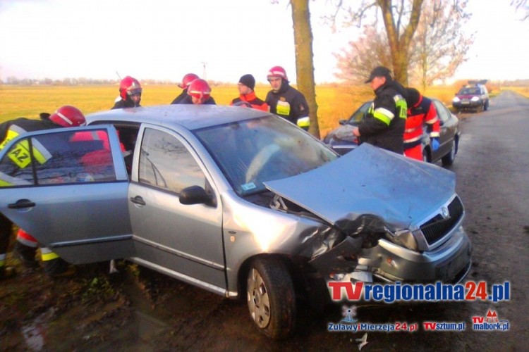 ŚLISKA NAWIERZCHNIA DROGI, PRZYCZYNĄ WYPADKU W MYSZEWKU - 12.01.2015