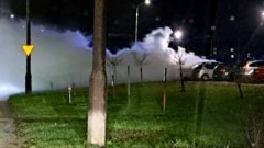 Malbork. Pożar dwóch samochodów na Osiedlu Południe. Zobacz wideo