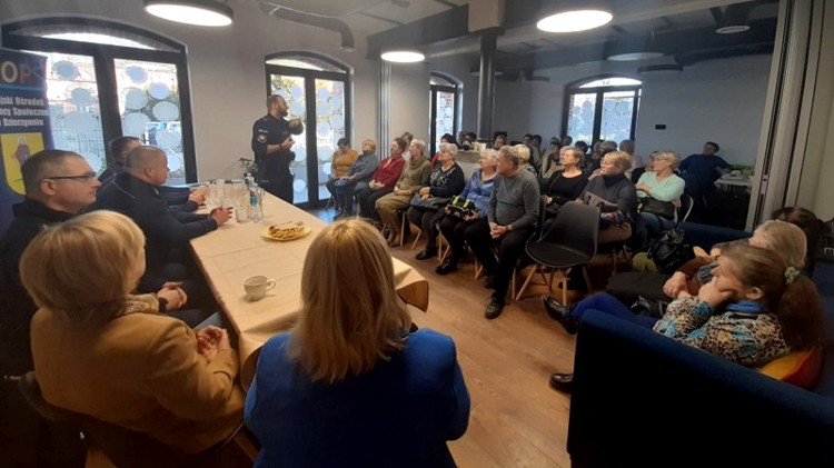 Dzierzgoń. Jak bronić się przed oszustami? – policyjna debata z seniorami.