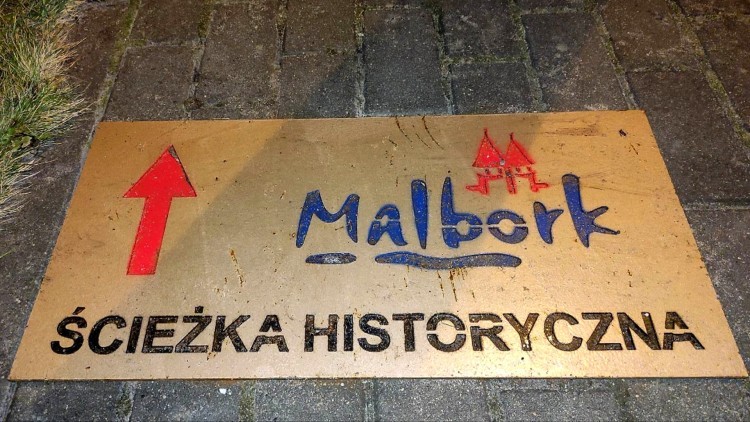 Malbork. Kolejne elementy ścieżki historycznej – czy są bezpieczne dla pieszych?