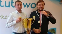 Gmina Sztutowo. Puchar i złoty medal Hemako przekazane na ręce włodarza.