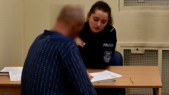Malbork. Zaatakował sprzedawczynię, ukradł pieniądze i srebrne łańcuszki – grozi mu do 18 lat więzienia.