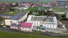Budowa nowej hali sportowej przy Zespole Szkół i Przedszkola w Miłoradzu idzie pełna parą. Obiekt ma być oddany do użytku już w sierpniu tego roku. Zobacz wideo z drona