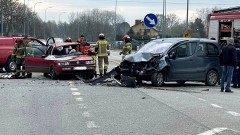 Powiat nowodworski. Trzy osoby poszkodowane w zderzeniu pojazdów osobowych w Solnicy.