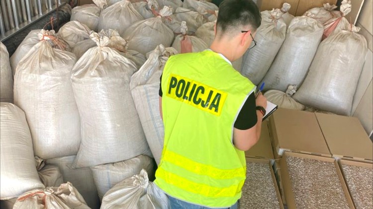 Sztum. Policjanci zabezpieczyli krajankę tytoniową i papierowy wartości ponad 1 mln zł.