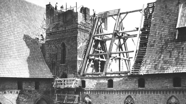 Malbork. Muzeum Zamkowe tworzy album z historią odbudowy zamku – podziel się swoimi zdjęciami i wspomnieniami.