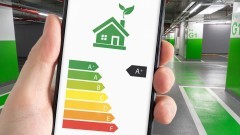 Problem z miejscami postojowymi w halach garażowych. W tle świadectwo charakterystyki energetycznej