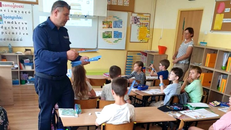 Malbork. Bezpieczeństwo podczas wakacji – spotkania dzielnicowych z dziećmi.