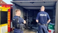 Krynica Morska. Paliło się w wypożyczalni skuterów elektrycznych – pożar ugasili policjanci.