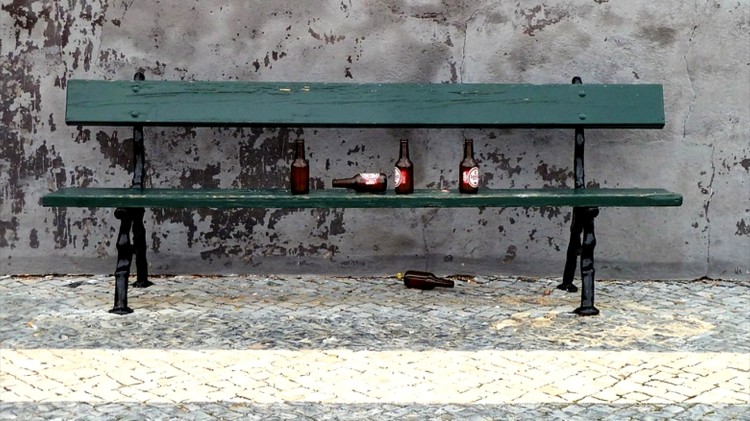 Malbork. Spożywał alkohol na ławce. Okazało się, że był poszukiwany.