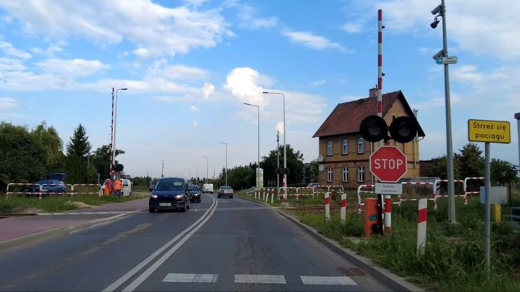 Nie działają rogatki na przejeździe kolejowo-drogowym w ciągu ul. de Gaulle'a w Malborku. Trwa usuwanie usterki.
