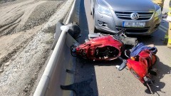 DK22. Zderzenie osobówki z motorowerem w Kończewicach – jedna osoba w szpitalu.