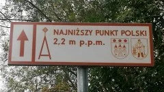 Powiat nowodworski. Dojazd do najniższego punktu w Polsce oznakowany.