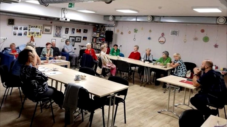 Powiat sztumski. Bezpieczeństwo osób starszych tematem spotkania policjanta z seniorami.