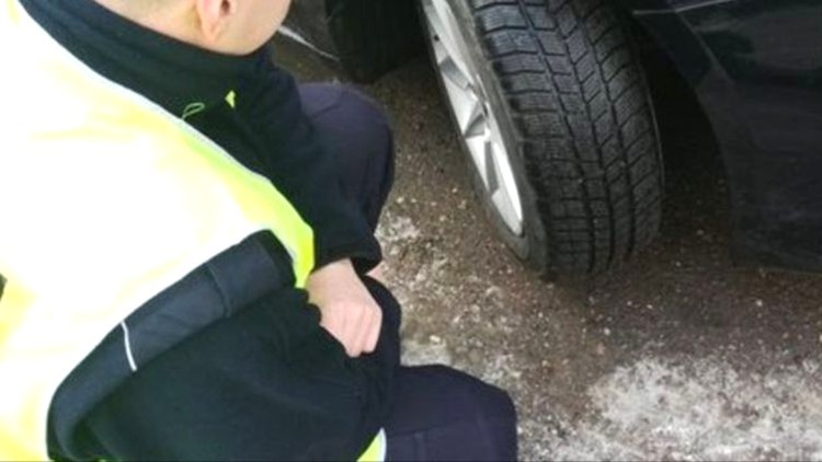Malbork. Policjanci apelują - nie czekaj, zmień opony na zimowe już dziś.