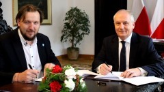 Gmina Sztutowo. Wkrótce budowa chodnika i remont drogi – Wójt podpisał stosowne umowy.