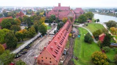 Przedzamcze Zamku Malbork: Przebudowa zabytkowych budynków gospodarczych – październik 2023 4K [wideo, zdjęcia]