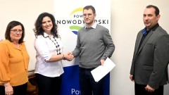 Powiat nowodworski. Wkrótce przebudowa drogi powiatowej w Wiśniówce – podpisano stosowną umowę.