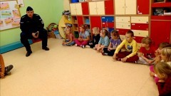 Powiat sztumski. Bezpieczna droga do szkoły – spotkanie policjanta z uczniami.