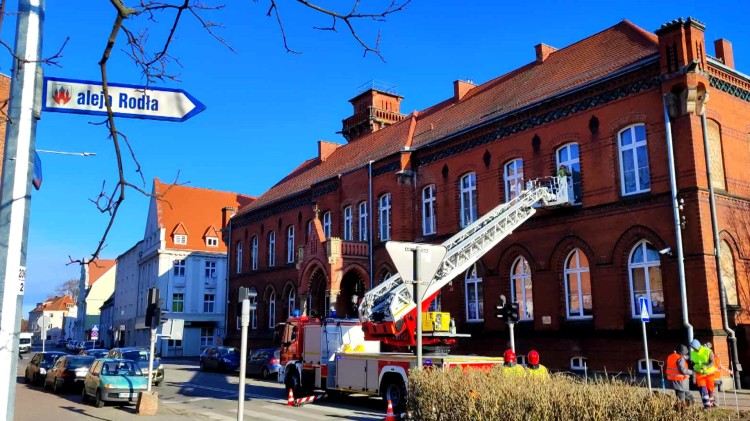 Malbork. Strażacy wezwani do otwarcia mieszkania na ul. 17 Marca - na podłodze leżała nieprzytomna seniorka. Wideo