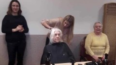 Gmina Malbork. Bezpłatnie strzyżenie seniorów – teraz przyszła kolej na sołectwo Lasowice Wielkie.