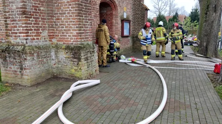 Powiat nowodworski. Pożar w kościele w Lubieszewie - ćwiczenia strażackie.