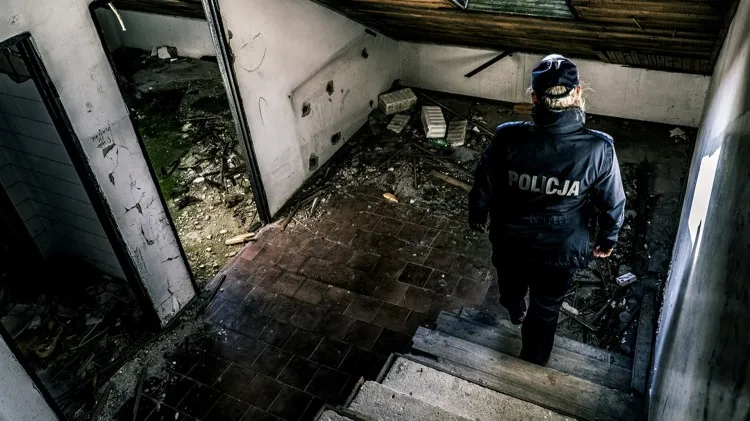 Nowy Dwór Gdański. Policjanci kontrolują pustostany i miejsca gromadzenia&#8230;
