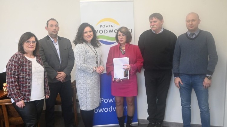 Nowy Dwór Gdański. Podpisano umowy na przebudowę kolejnych dróg powiatowych.