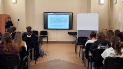 Nowy Dwór Gdański. Młodzież o cyberzagrożeniach i negatywnym wpływie social mediów.