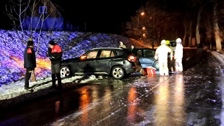 Powiat sztumski. Kolizja trzech aut w Kościelcu – policjanci apelują o rozwagę i ostrożność.
