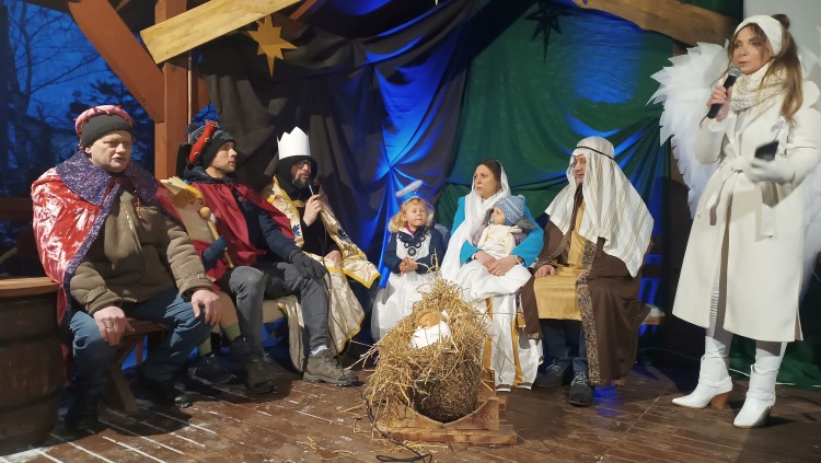 Orszak Trzech Króli i kolędowanie w Kończewicach. Zobacz wideo i zdjęcia…