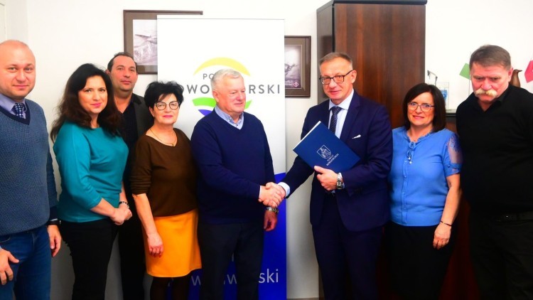 Powiat nowodworski. Powstaną nowe chodniki w Sztutowie i Myszewku – podpisano stosowną umowę.