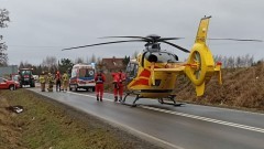 Powiat sztumski. Pijany kierowca skutera uderzył w ciągnik przewożący śmieci – LPR przetransportował go do szpitala.